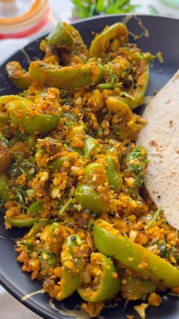 Veg Sabji Recipe, Besan Recipe, Veg Sabji, Indian Pickle Recipe, Capsicum Recipes, Sabji Recipe, Rajasthani Food, Kerala Recipes, Aloo Recipes