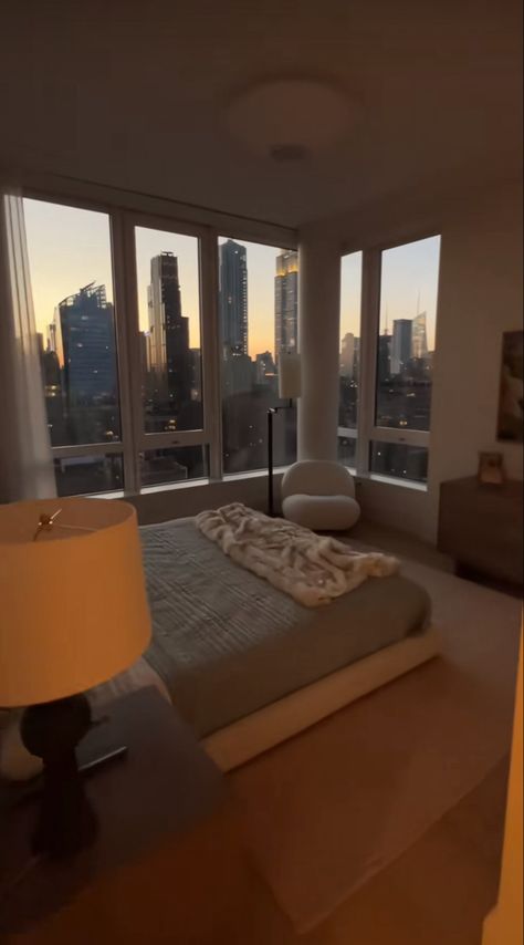 NYC Small City Apartment Bedroom, Nyc Penthouse Bedroom, Nyc Bedroom Aesthetic, Bedrooms With A View, Nyc Hotel Room, Nyc Apartment Bedroom, Room In New York, Nyc Bedroom, Bedroom Aesthetic Cozy