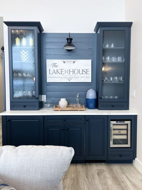 Lakehouse Bar Ideas, Lake Cabin Interiors, Lake House Bedroom Ideas, Modern Lake House Decor, Lake House Interior Design, Lake House Renovation, Lake Cottage Decor, Small Lake Houses, Lakehouse Kitchen