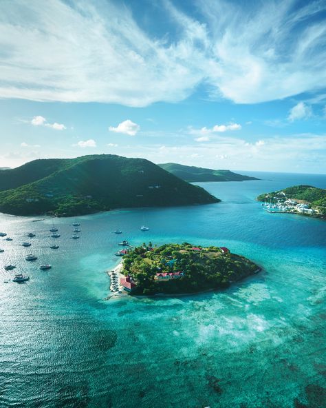 TRAVEL GUIDE: The British Virgin Islands By Boat (In One Day) - Charlotte Parent Places To Honeymoon, Earth Pictures, Caribbean Vacations, Bird's Eye View, Romantic Vacations, Honeymoon Ideas, Beach Destination Wedding, British Virgin Islands, Caribbean Travel