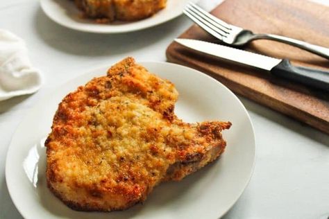 How to make crispy air fryer bone-in pork chops with breading. They are juicy and moist on the inside and crispy and golden brown on the outside. Includes how to cook frozen air fryer pork chops too! Crispy Air Fryer Pork Chop Bites, Air Fryer Fried Pork Chops Bone In, Breaded Pork Chops Air Fryer Recipes, Air Fryer Breaded Pork Chops Bone In, Cooking Frozen Pork Chops, Breaded Porkchops Airfryer, Shake And Bake Pork, Air Fryer Recipes Pork, Leftover Pork Chops