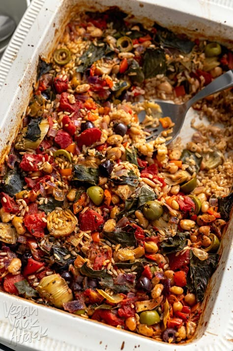 If you love the flavors of the Mediterranean, then you will absolutely enjoy this easy-to-make rice bake! Filled with beautiful colors, flavors, and briny goodness, that's all plant-based. Meals With Lots Of Veggies, Vegetarian Tray Bake, Plant Based Mediterranean Recipes, Mediterranean Vegan Recipes, Mediterranean Diet Recipes Vegetarian, Potluck Vegan, Vegetarian Mediterranean Recipes, Vegan Tapas, Vegan Casserole Recipes