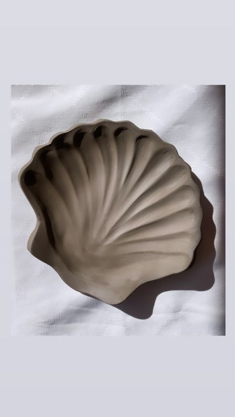 Clay Clam Shell, Shell Clay Dish, Clay Seashells Diy, Drape Mold Ceramics, Clay Shell Bowl, Pinch Clay Ideas, Pinch Pot Clay Ideas, Ceramics Seashell, Pinch Pot Pottery