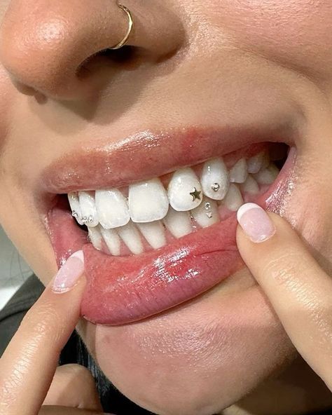 Tyla Artist Tooth Gem, Star Tooth Gems Ideas, Tooth Gems Star, Basic Tooth Gem Ideas, Tooth Gems Black Women, Gold Tooth Gem, Toothgems Ideas, Gems On Teeth, Star Tooth Gem