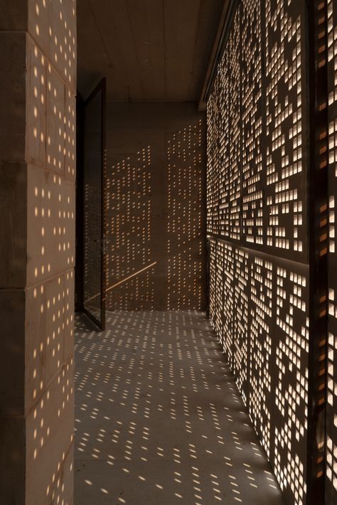 Stone Screen Wall, Compression And Expansion Architecture, Filtered Light Architecture, Architecture And Light, Sun Study Architecture, Transitional Spaces Architecture, Stone Wall Lighting, Lighting In House, Light And Shadow Architecture