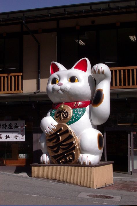 Waving Cat, Money Cat, Japanese Bobtail, Japan History, Neko Cat, Japanese Folklore, Japan Culture, Japan Aesthetic, Aesthetic Japan