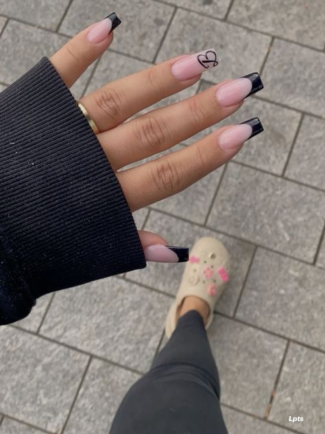 Acrylic Nails With B Initial, S Initial Nails Designs, Nails With Letter B On Them, Letter G Nails, Nail Letters Initials, B Initial On Nails, Black Nails With Letters Initials, Nails Design With Letter, W Initial Nails