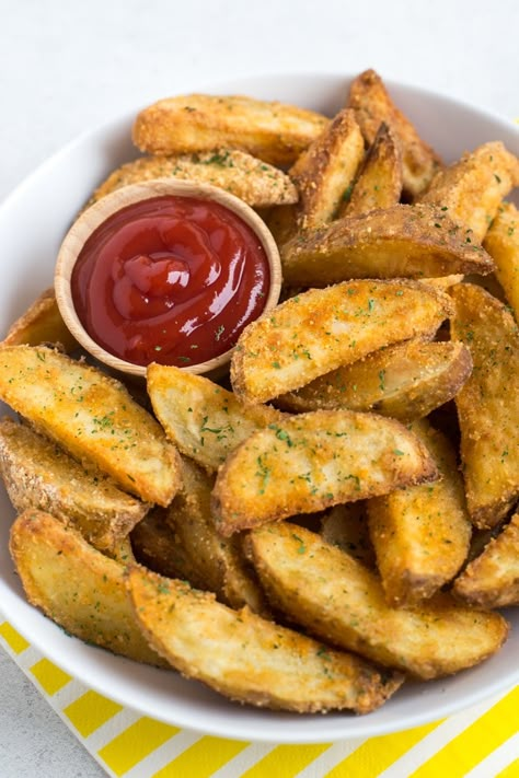 Homemade Potato Wedges, Baked Potato Wedges, Crispy Baked Potatoes, Yummy Fries, Perfect Baked Potato, Wedges Recipe, Potato Wedges Baked, Western Food, Potato Wedges