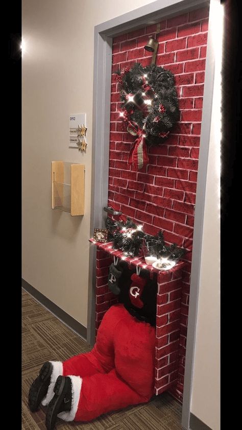 23 Hilarious Office Christmas Door Decorating Contest Ideas That Will Make You the Winner Christmas Door Arch, Decor Tv Console, Office Christmas Door, Christmas Classroom Door Ideas, Christmas Door Ideas, Home Decor Tv, Winter Classroom Decorations, Dorm Door Decorations, Door Decorations Classroom Christmas