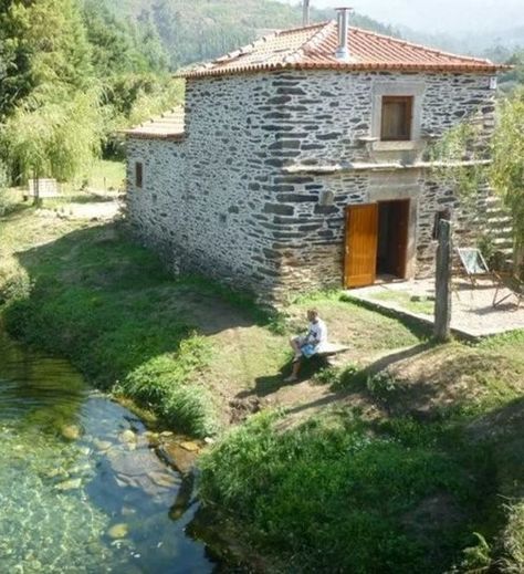 Beach And Mountains, Casa Hobbit, Cosy Style, Old Stone Houses, Castles In Ireland, Mountain Cottage, בר מצווה, Natural Pool, Old Stone