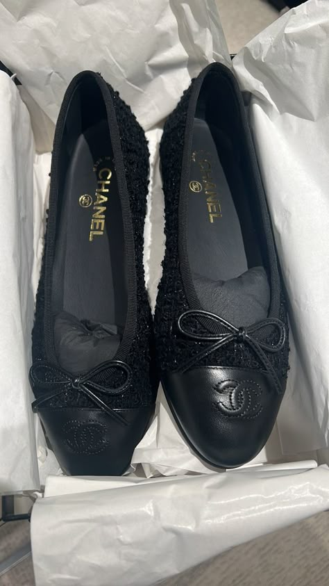 Chanel Ballet Pumps Outfits, Ballerina Shoes Chanel, Black Chanel Aesthetic, Flats With Jeans, Chanel Ballerina Flats, Black Ballerina Flats, Chanel Ballerina, Givenchy Boots, Adidas Boots