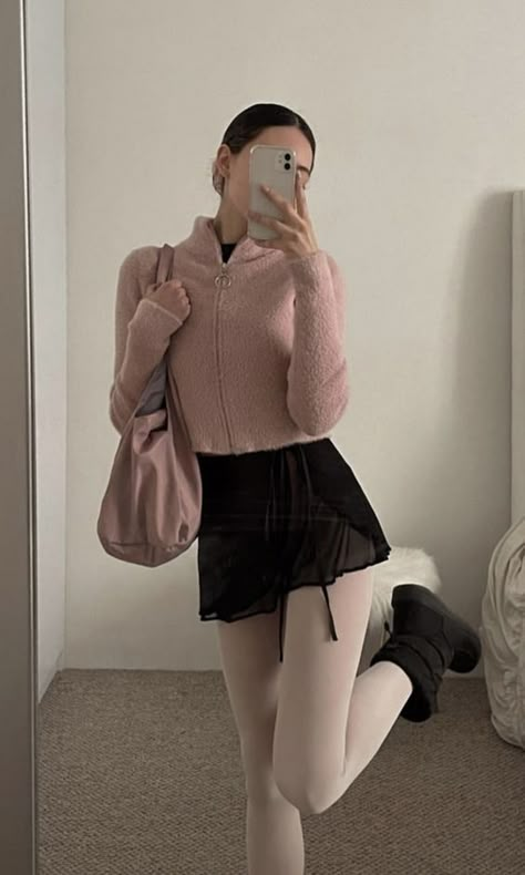 Ballet Winter Outfit, Off Duty Ballerina Aesthetic, Ballet Outfit Practice, Ballet Inspired Outfit, Ballet Practice Outfit, Ballerine Outfit, Ballet Core Outfits, Balletcore Outfits, Ballet Inspired Fashion