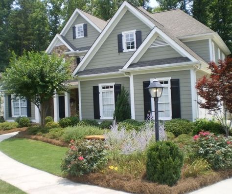 Try this: Gettysburg Gray HC-108; Simply White OC-117; Black Forest Green.....all Ben Moore. In the picture the shutters may be a bit more… Sage Green House Exterior, House With White Trim, Sage Green House, Vinyl Siding House, Green Exterior Paints, Green Exterior House Colors, Green House Exterior, Exterior Paint Schemes, Grey Siding