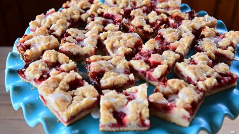 Strawberry Cobbler Squares Recipe | Ree Drummond | Food Network Cherry Crumble Pie, Desserts Potluck, Cherry Pie Bars, Raspberry Oatmeal, Cherry Crumble, Strawberry Cobbler, Crumb Bars, Crumble Pie, Potluck Desserts