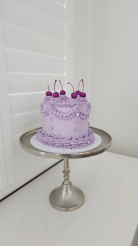 Purple Layer Cake, Purple Lambeth Cake, Lavender And Gold Cake, Cute Purple Cake, Light Purple Cake, Purple Cake Aesthetic, Purple Buttercream Cake, Lilac Birthday Cake, Purple Birthday Cakes