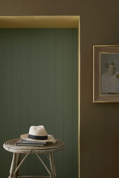 Little Greene is introducing the new “double drenching” method, making it possible to effectively transform living spaces with powerful colours. Light Bronze Green Little Greene, Double Drenching, Painting Baseboards, London Wallpaper, Painting Wooden Furniture, Bronze Green, Dining Room Pendant, Dining Room Colors, House Vibes