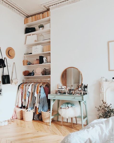 Dorm Room Desk, Corner Closet, Small Closet Space, Closet Built Ins, Tiny House Inspiration, Open Closet, Build A Closet, Small Space Storage, Trendy Bedroom