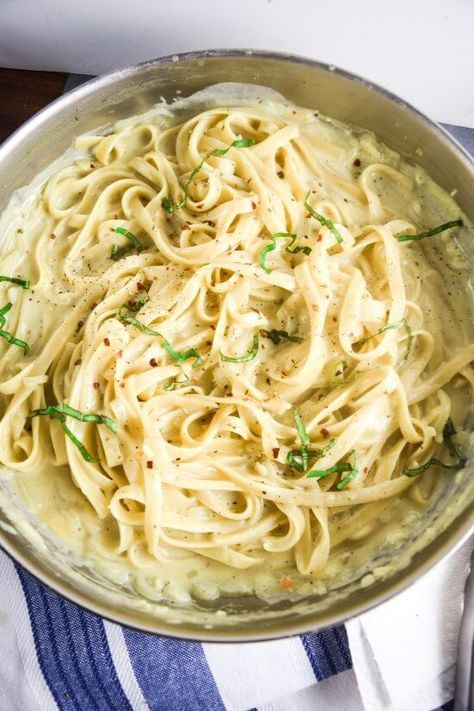 One Pot Creamy Garlic Pasta | yupitsvegan.com. Easy vegan fettuccine alfredo-style pasta dish that all cooks together in one pot. Pot Pasta Recipes, Creamy Garlic Pasta, Vegan Alfredo, One Pot Pasta Recipes, Vegan Pasta Recipes, Garlic Pasta, Plant Based Meals, One Pot Pasta, Vegan Pasta