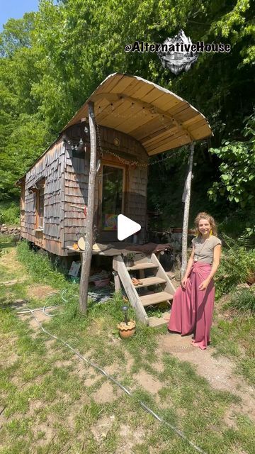 Tiny Hut Ideas, Tiny House Slide Out, Underground Homes Hidden, Tiny House On Wheels Floor Plans, Small Tiny House Ideas, Tiny Home Designs Interiors, Tiny House Videos, Tiny House Design Interior, Backyard Tiny Guest House