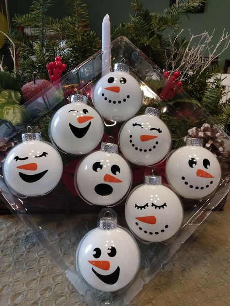 Easy Cricut Ornaments, Christmas Diy Ordiments, Christmas Ornament Ball Ideas, Christmas Diy Bulbs, Homemade Christmas Bulbs, Christmas Crafts With Clear Ornament Balls, Ornimate Ideas, Christmas Ornament Themes, Snowman Ball Ornaments