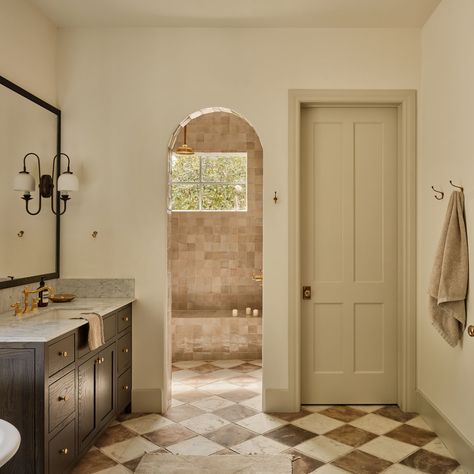 Spanish Style Homes Interior Bathroom, Spanish Style Homes Interior, Spanish Revival Bathroom, Spanish Style Home Interior, Scottsdale Home, European Bathroom, Mediterranean Bathroom, Instagram Luxury, Spanish Style Home