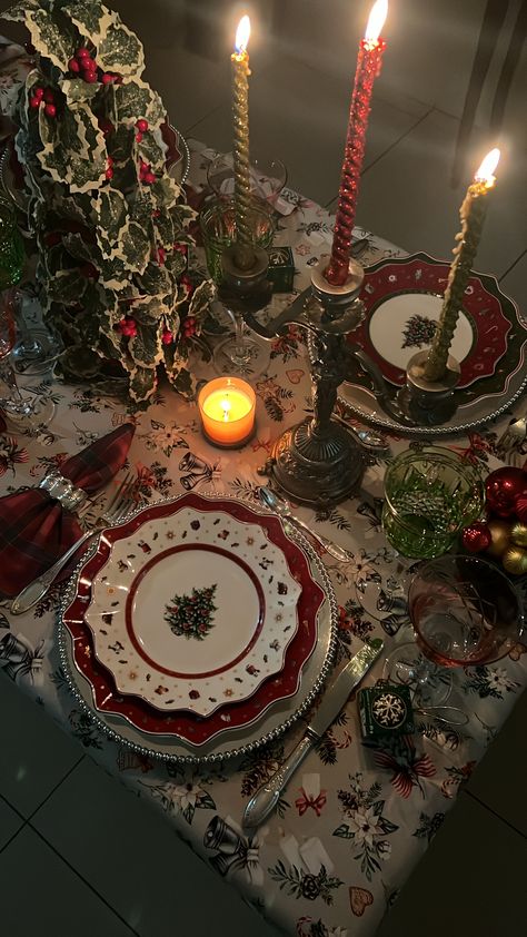 Christmas Feast Aesthetic, Family Christmas Dinner Aesthetic, Christmas Dinner Aesthetic Table, Christmas Aesthetic Dinner, Chriatmas Dining Room Table, Villeroy & Boch Christmas, Black Christmas Decorations, Classic Christmas Decorations, Christmas Props