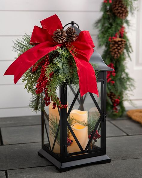 Christmas Lantern Decor Ideas, Christmas Lantern Ideas, Lantern Christmas Decor, Holiday Lanterns, Lantern Christmas, Classic Christmas Decorations, Lantern Ideas, Beautiful Christmas Decorations, Christmas Porch Decor