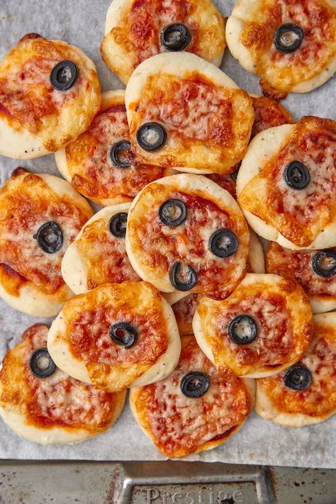 These homemade mini pizzas are so easy to make, using a 30 minute mini pizza dough recipe, and are the perfect lunchbox snacks. #minipizza #lunchboxsnacks #easypizza #30minutedough #pizzadough Birthday Pizza Ideas, Easy Event Food, Mini Pizza Dough Recipe, Mini Pizza Ideas, Mini Pizza Dough, Homemade Mini Pizzas, Appitizer Ideas, Wedding Reception Food Appetizers, Mini Pizza Appetizers