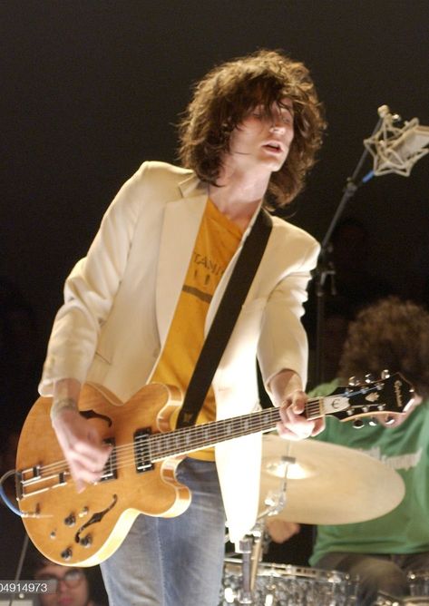 Nick Valensi, Julian Casablancas, Alt Rock, The Strokes, Music Stuff, Guitarist, The Beatles, Rock And Roll, Guitar