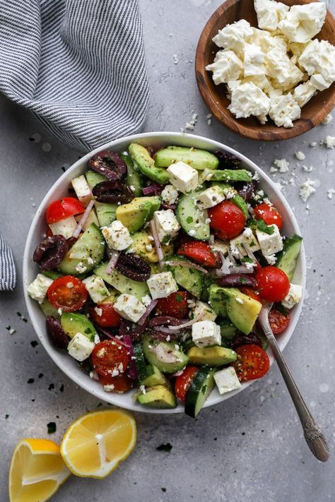 Easy Homemade Salad Dressing, Greek Salad Recipes, Simple Nutrition, Juicy Tomatoes, Mediterranean Food, Greek Salad, Avocado Salad, Healthy Salads, Healthy Salad Recipes