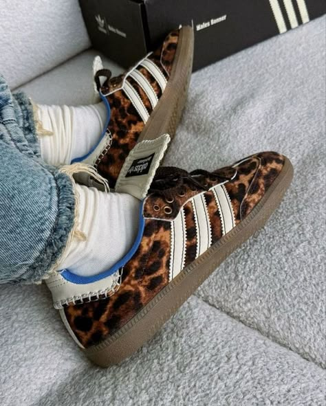 Cheetah Print Adidas, Cheetah Print Sambas Outfit, Cheetah Print Sambas, Cheetah Adidas, Outfit Info, Cutest Shoes, Samba Outfit, Pretty Shoes Sneakers, Adidas Samba Og