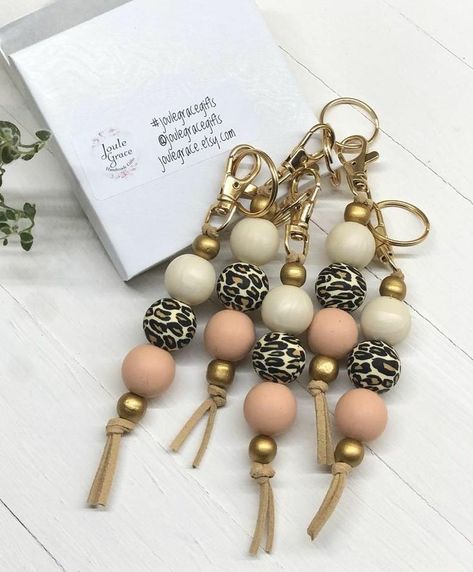 Make Keychain Diy, How To Make Beaded Keychains, Silicone Bead Keychain Ideas, Sublimation Keychain Ideas, Tassen Hanger, Diy Keychains, Wood Beads Diy, Keychain Beaded, Keychain Designs