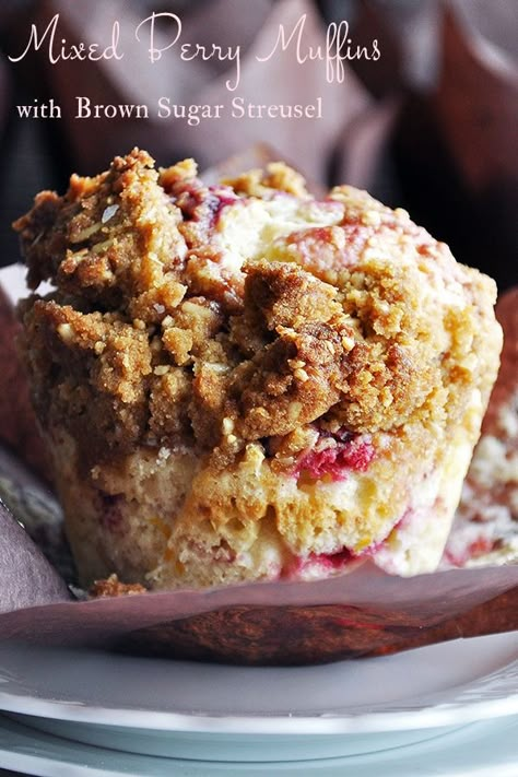 Triple Berry Muffins, Berry Muffin Recipe, Breakfast Muffins Healthy, Mixed Berry Muffins, Brown Sugar Recipes, Healthy Breakfast Muffins, Muffins Healthy, Streusel Muffins, Berry Muffins