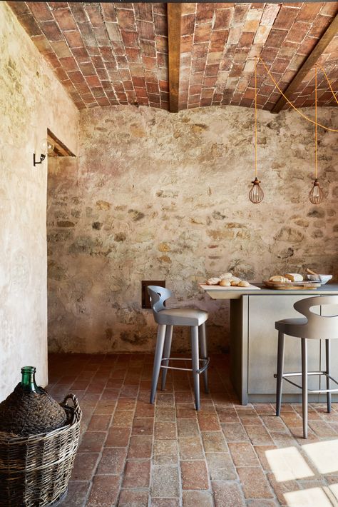 Italian Farmhouse Kitchen Tuscan Style, Italian Countryside House, French Flooring, Italian Farmhouse Kitchen, Italian Country House, Tuscan Farmhouse, Italian Country, Country Interior Design, Italian Farmhouse