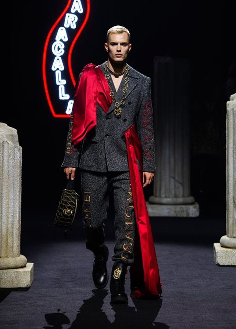 Moschino Fall Winter 2019 — Vanity Teen Moschino Menswear, Dolly Fashion, Pre Fall Fashion, Mens Style Guide, Futuristic Fashion, Star Style, Suit Fashion, Large Fashion, Pre Fall