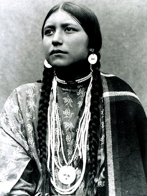 Cherokee Nanyehi, Lakota Native American Woman, Native Dress, Cherokee Indian, Cherokee Woman, American Photo, Wilde Westen, American Teen, Portrait Vintage, Native American Photos