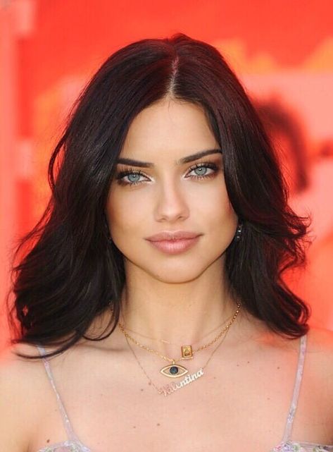 adriana lima Adriana Lima School Photo, Adriana Lima Face, Adriana Lima Makeup, Adrina Lima, 2000s Makeup Looks, Adriana Lima Style, Adriana Lima Young, Make Up Inspiration, The 2000s