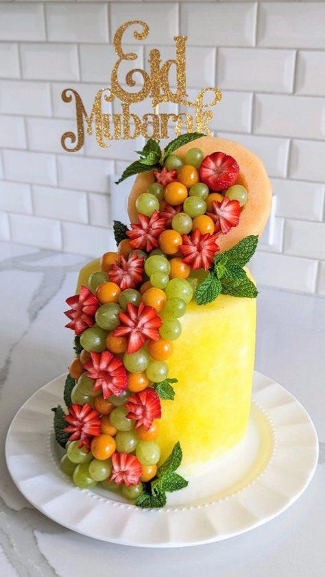 #SeasonalFruitDiscoveries Voćne Dekoracije, Fruit Tray Designs, Fruit Tables, Fruit Tray Ideas, Fruit Tower, Fruit Cake Design, Easy Fruit Salad, Easy Fruit Salad Recipes, Dessert Original