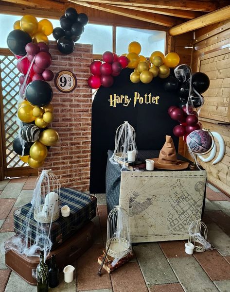 Allestimento stile Harry Potter Party Props Ideas, Harry Potter Balloons, Harry Potter Planner, Harry Potter Theme Birthday, Party Harry Potter, Cumpleaños Harry Potter, Stile Harry Potter, Harry Potter Bday, Harry Potter Room Decor