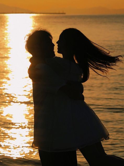 Silhouette Photoshoot, Laura Jean, Temari Nara, Beach Photography Poses, Photo To Cartoon, Romantic Videos Couples, Ulzzang Couple, Couples Images, Couple Beach