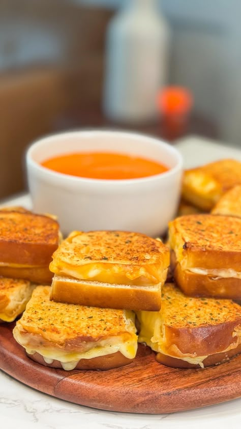 KING'S HAWAIIAN® | 🍞MINI RANCH GRILLED CHEESE BITES!🧀 Ingredients: -King’s Hawaiian Original Hawaiian Sweet Rolls -4 tbsp butter (softened) -2 tbsp… | Instagram Mini Grilled Cheese Hawaiian Rolls, Grilled Cheese Sliders Kings Hawaiian, Kings Hawaiian Recipes, Hawaiian Roll Grilled Cheese, Kings Hawaiian Rolls Recipe Ideas, Ranch Grilled Cheese, Hawaiin Appetizers, Luau Christmas Party, Grilled Cheese Sliders