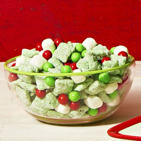 Grinch Puppy Chow, Edible Reindeer, Chocolate Puppy Chow, Best Christmas Treats, Easy Holiday Snacks, Crunchy Stuff, Peppermint Shake, Puppy Chow Christmas, Red Snacks