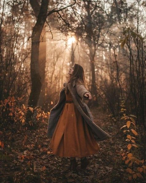 little things Autumn Forest Photography, Forest Photoshoot Ideas, Autumn Photography Portrait, Autumn Photoshoot, Cute Profile, Fall Photo Shoot Outfits, Fall Shoot, Fall Portraits, Autumn Nature