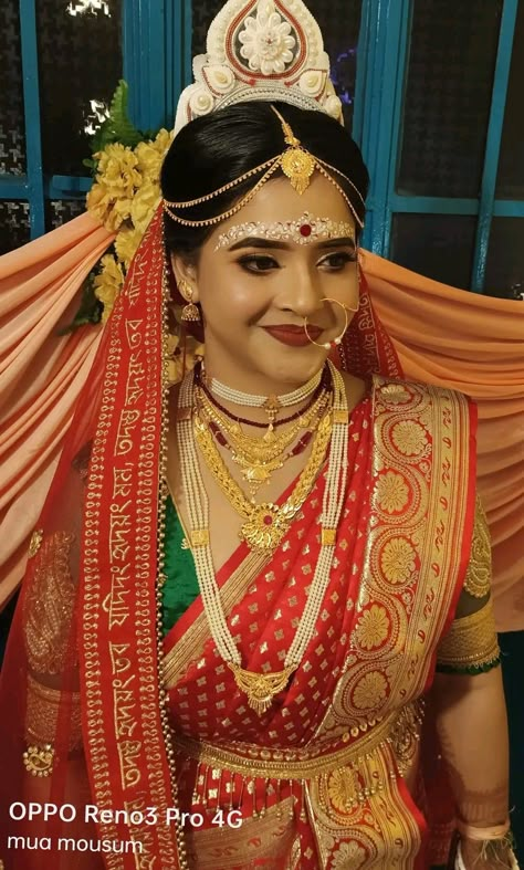 Gold Nath Designs For Bride, Gold Nath Designs, Bengali Bridal Look, Bride Bengali, Nath Designs, Gold Nath, Body Chain Fashion, Holi Girls, Gold Jewelry Ideas