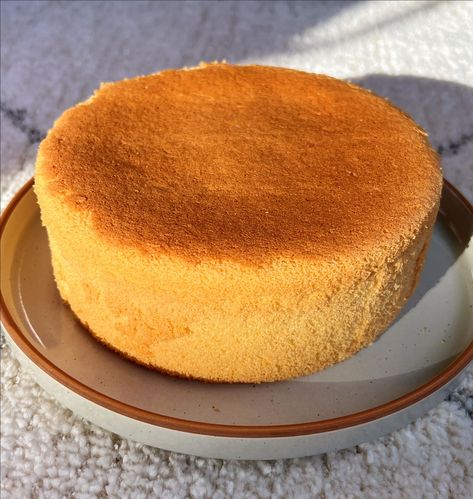 Although most recipes only show you the back side of their chiffon cakes, my recipe teaches you how to make a airy and soft chiffon cake that has a perfect looking on BOTH SIDES! By following this easy foolproof recipe, everyone can say goodbye to deflating, cracking, or burnt chiffon cakes. Fruit Cake Ideas, Japanese Roll Cake, Genshin Food, Chiffon Cake Recipe, Chocolate Chiffon Cake, Buffalo Chicken Tenders, Tube Cake Pan, Vanilla Cream Filling, Chinese Street Food