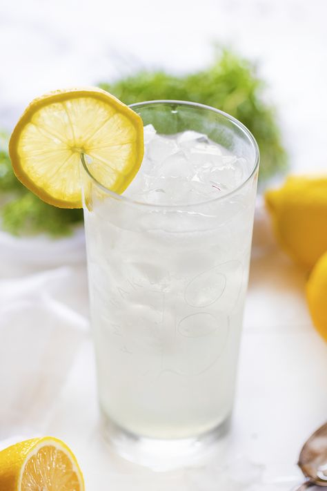 Homemade Lemonade with the perfect amount of Vodka is the best way to beat the heat this summer! This Vodka Lemonade is going to be your new favorite! #vodkalemonade #cocktail #drinks #adultdrinks #lemonade #vodkawithhomemadelemonade #easydrinks #easysummerdrink #iambaker Theme Drinks, Lemonade Cocktails, Vodka Lemon, Vodka Ice, Cocktails Vodka, Homemade Lemonade Recipes, Lemon Cocktail, Lemon Vodka, Vodka Lemonade