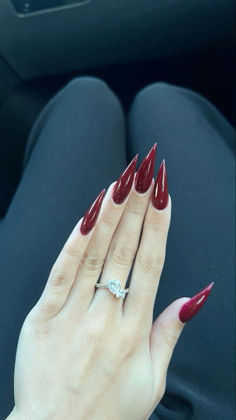 Dark Red Stilleto Nails, Pointed Red Nails, Dark Red Gel Nails Design, Red Quince Nails Almond, Wine Red Stiletto Nails, Red Nails Stiletto Long, Cherry Red Stiletto Nails, Short Red Stiletto Nails, Birthday Red Nails