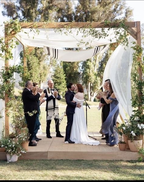 Boho Chuppah Ideas, Backyard Wedding Chuppah, Outdoor Chuppah Ideas, Chuppah Floral Decor, Jewish Wedding Ceremony Chuppah, Wedding Chuppah Outdoor, Wedding Chuppah Greenery, Wedding Ceremony Chuppah, Simple Wedding Chuppah