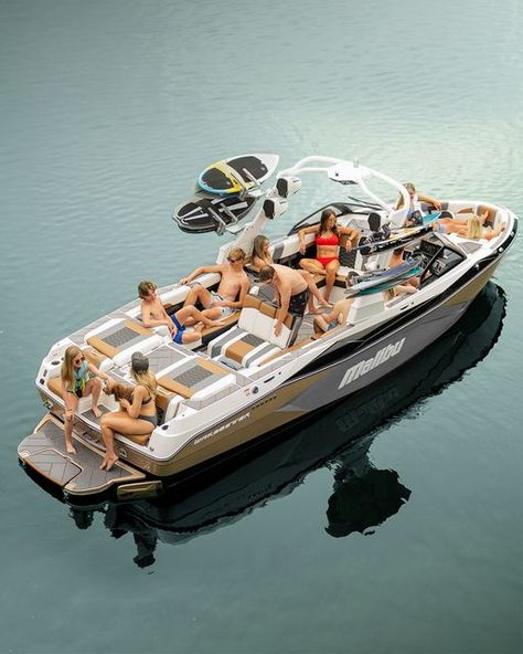 Pontoon Boats Ideas, Malibu Boats Wakeboarding, Cooler Storage, Surf Boat, Boat Photoshoot, Malibu Boats, Lake Boats, House Description, Big Boat