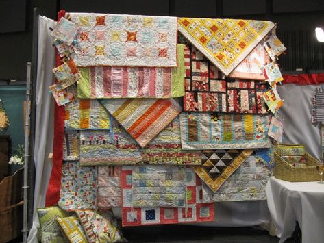 Displaying Quilts At A Craft Fair, Quilt Booth Display Ideas, Craft Show Quilt Display Ideas, How To Display Quilts At A Craft Fair, Quilt Display Ideas Craft Fairs, Quilt Show Display Ideas, Quilt Display Racks, Twin Size Quilts, Quilt Shop Displays